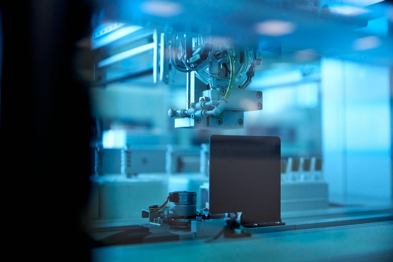 Analytical bench instrument analysing lubes, fuels and process-stream samples
